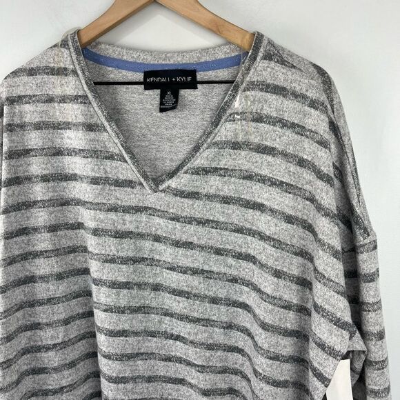 Kendall + Kylie Grey Striped Oversized Cropped Soft V Neck Sweater XL NWT - Picture 3 of 5
